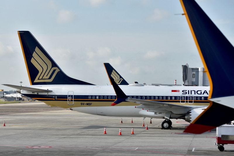 &copy; Reuters. FILE PHOTO: Singapore Airlines planes sit on the tarmac at Changi Airport in Singapore November 16, 2021. REUTERS/Caroline Chia/File Photo