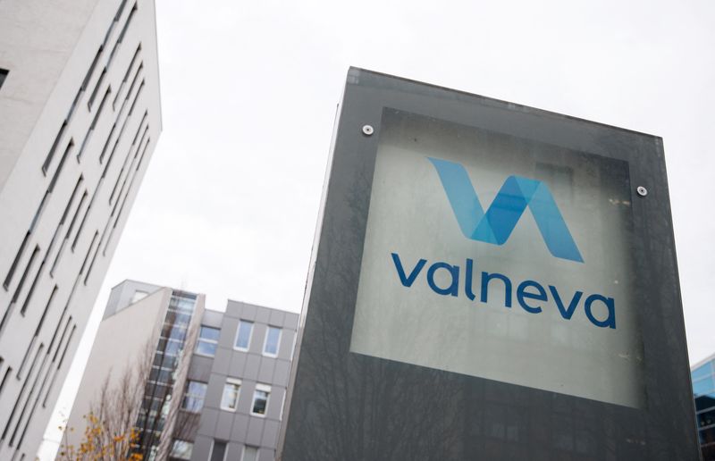 &copy; Reuters. Le logo Valneva, qui développe, fabrique et distribue des vaccins contre les maladies infectieuses, visible à l'extérieur de son siège à Vienne, en Autriche. /Photo prise le 16 décembre 2021/REUTERS/Lisi Niesner