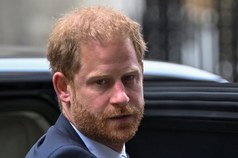 &copy; Reuters. FILE PHOTO: Britain's Prince Harry, Duke of Sussex looks on outside the Rolls Building of the High Court in London, Britain June 7, 2023. REUTERS/Toby Melville/File photo