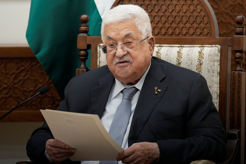 © Reuters. الرئيس الفلسطيني محمود عباس يقرأ بيانا خلال اجتماع في رام الله بالضفة الغربية المحتلة يوم 24 أكتوبر تشرين الأول 2023. صورة لرويترز من ممثل لوكالات الأنباء.