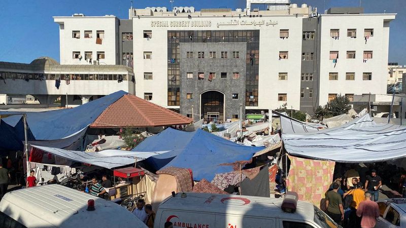 &copy; Reuters. فلسطينيون ، بينهم أطفال، فروا من منازلهم بسبب الغارات الإسرائيلية، يتجمعون في مستشفى الشفاء وسط الصراع المستمر بين إسرائيل وحركة حماس الإس