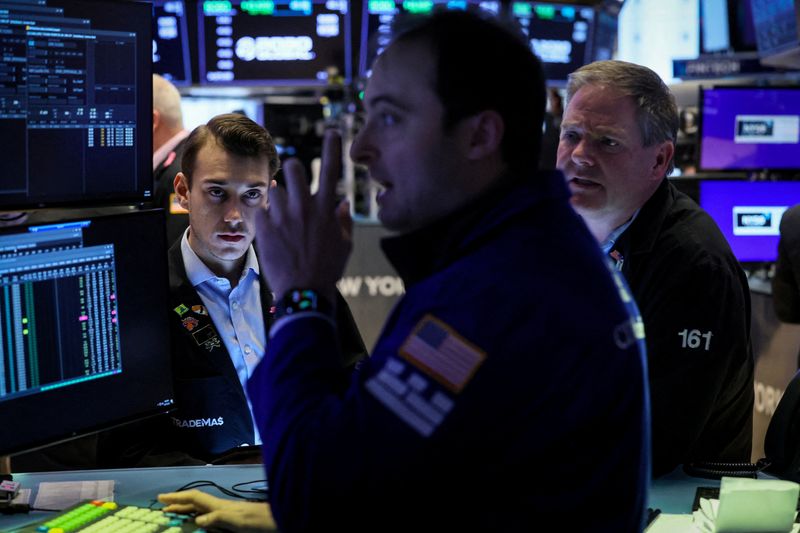 &copy; Reuters. FILE PHOTO: Traders work on the floor at the New York Stock Exchange (NYSE) in New York City, U.S., October 27, 2023.  REUTERS/Brendan McDermid