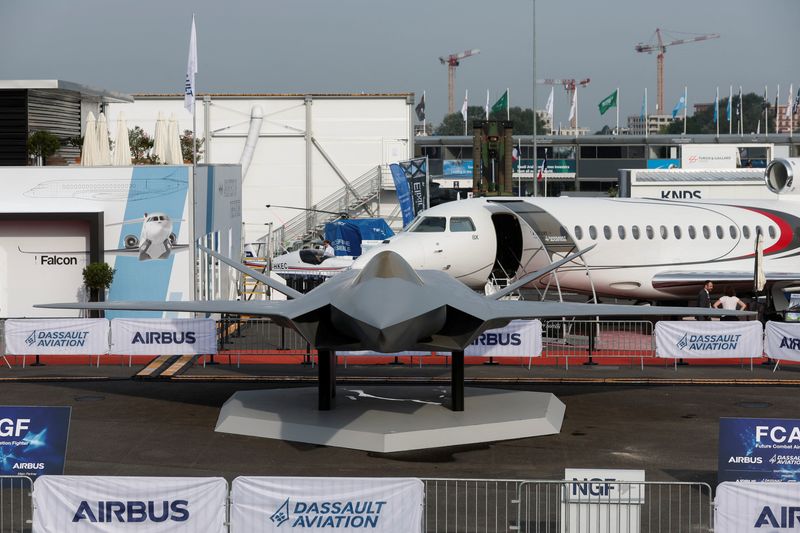 &copy; Reuters. Une maquette d'un système aérien de combat futur (SCAF), un avion européen développé par la France, l'Allemagne et l'Espagne, est présentée lors du 54e Salon international de l'aéronautique et de l'espace de Paris, à l'aéroport du Bourget, près