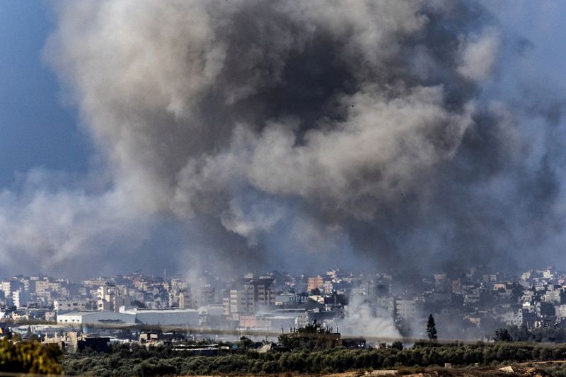 &copy; Reuters. الدخان يتصاعد فوق غزة كما يرى من جنوب إسرائيل يوم الخميس. تصوير : إيفلين هوكستين - رويترز 