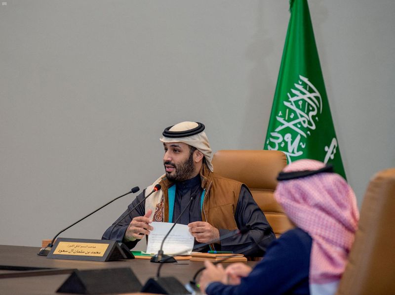 &copy; Reuters. ولي العهد السعودي الأمير محمد بن سلمان يتحدث خلال اجتماع في الرياض . صورة لرويترز . 