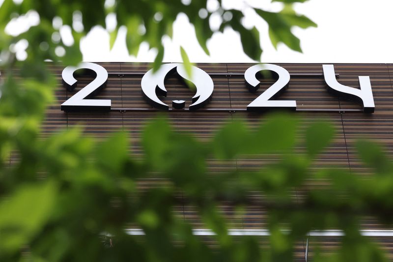 &copy; Reuters. شعار دورة الألعاب الأولمبية والألعاب البارالمبية 2024 في باريس على مبنى مقر اللجنة المنظمة لأولمبياد باريس 2024 يوم 20 يونيو حزيران 2023. تصوير: ست