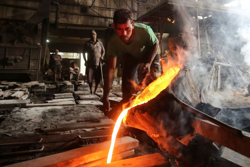 &copy; Reuters. A worker pours molten iron from a ladle to make automobile spare parts inside an iron casting factory in Ahmedabad, India, January 31, 2019. REUTERS/Amit Dave/File photo