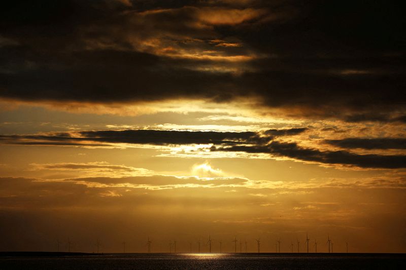 &copy; Reuters. FILE PHOTO: The sun sets behind wind turbines on the Burbo Bank wind farm in the Mersey Estuary in Liverpool, Britain May 8, 2023. REUTERS/Phil Noble/File Photo