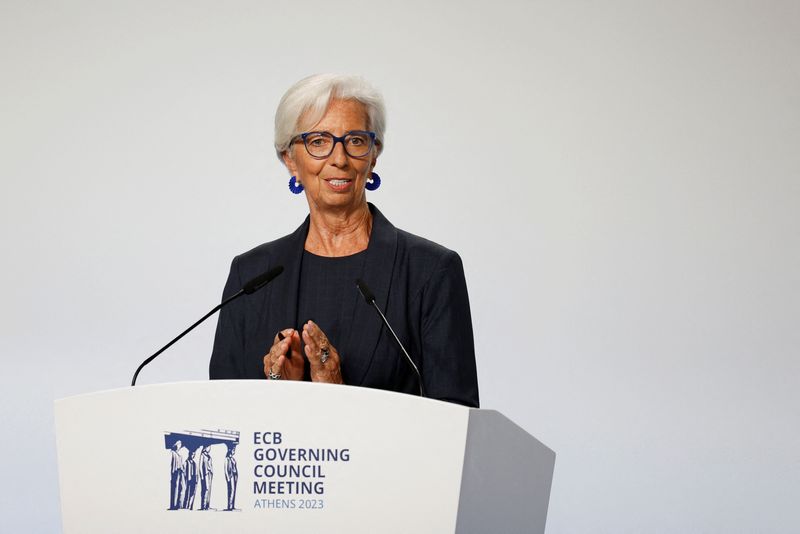 &copy; Reuters. La presidente della Banca centrale europea (Bce) Christine Lagarde parla ai giornalisti dopo la riunione di politica monetaria del Consiglio direttivo della Bce ad Atene, in Grecia, il 26 ottobre 2023. Foto REUTERS/Louiza Vradi/File