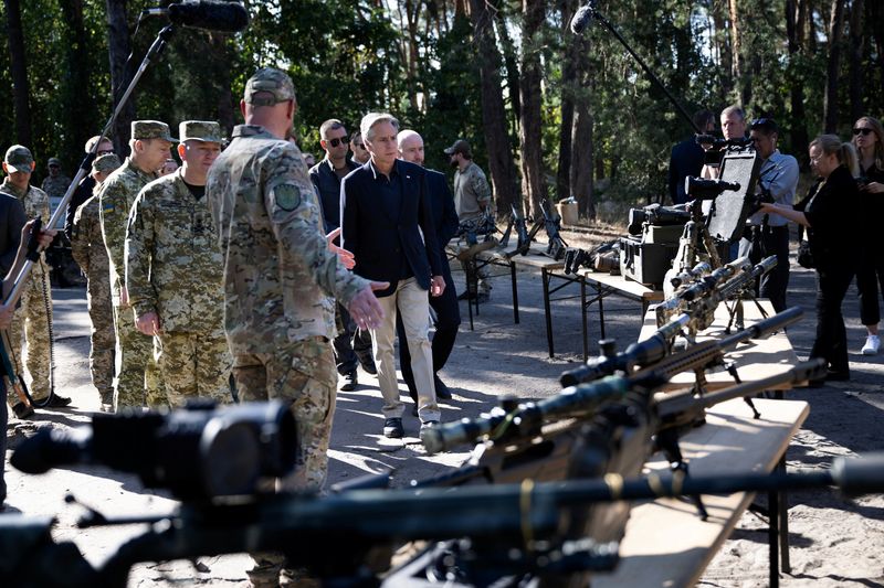 &copy; Reuters. وزير الخارجية الأمريكي أنتوني بلينكن يتطلع إلى أسلحة خلال جولته في موقع جهاز حرس الحدود الحكومي الأوكراني في السابع من نوفمبر تشرين الثاني 