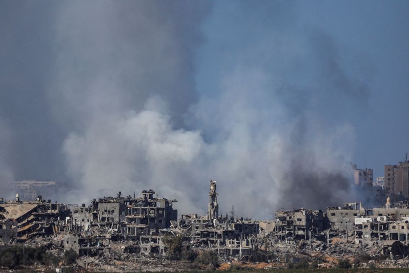© Reuters. دخان يتصاعد فوق غزة كما يمكن رؤيته من جنوب إسرائيل يوم الجمعة. تصوير: إيفلين هوكستين - رويترز.     