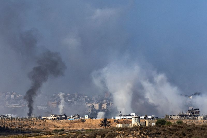&copy; Reuters. دخان يتصاعد فوق غزة كما يمكن رؤيته من جنوب إسرائيل يوم الجمعة. تصوير: إيفلين هوكستين - رويترز.

