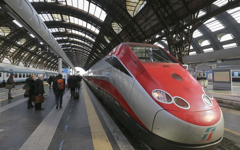 &copy; Reuters. Passeggeri in attesa di salire su un treno Trenitalia alla stazione centrale di Milano, Italia, 26 gennaio 2016.  REUTERS/Stefano Rellandini
