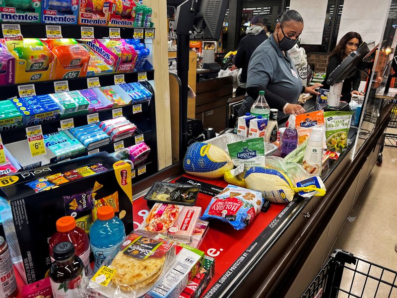 &copy; Reuters. FOTO DE ARCHIVO: Una cajera cobra productos en un supermercado antes de la festividad de Acción de Gracias en Chicago, Illinois, Estados Unidos. 22 de noviembre de 2022. REUTERS/Jim Vondruska