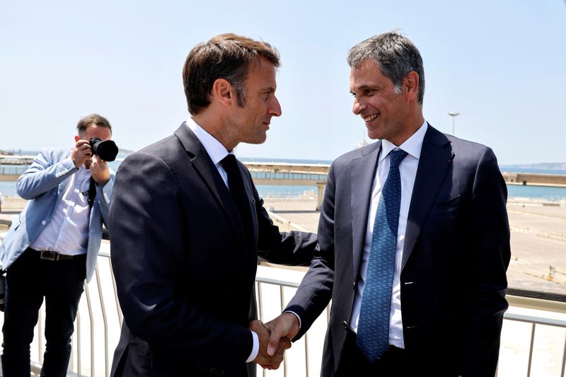 &copy; Reuters. Le président français Emmanuel Macron serre la main du directeur général de la compagnie maritime CMA CGM Rodolphe Saade/LUDOVIC MARIN/