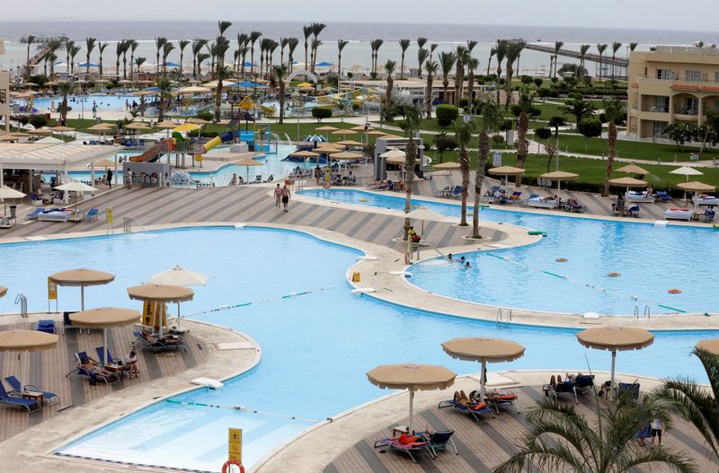 &copy; Reuters.  مشهد عام لحمامات السباحة في فندق بمنتجع شرم الشيخ على البحر الأحمر في مصر. صورة من أرشيف رويترز.