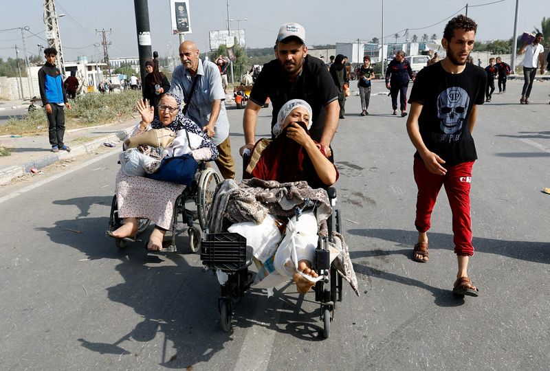 &copy; Reuters. Une femme palestinienne, qui a été blessée lors d'une frappe israélienne et qui se trouvait à l'hôpital Al Shifa, se déplace vers le sud après avoir fui le nord de Gaza alors que les chars israéliens pénètrent plus profondément dans l'enclave,