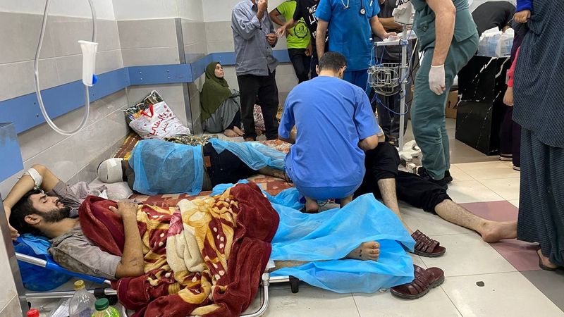 &copy; Reuters. فلسطيني مصاب في غارة إسرائيلية بمستشفى الشفاء في مدينة غزة في السابع من نوفمبر تشرين الثاني 2023. تصوير: رويترز.