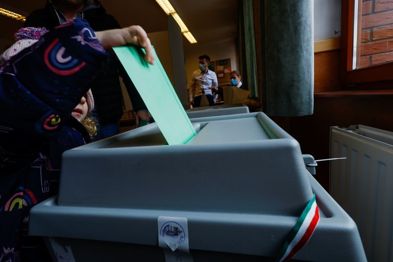 &copy; Reuters. A child casts a ballot on behalf of a voter at a polling station during Hungarian parliamentary elections in Veresegyhaz, Hungary April 3, 2022. REUTERS/Leonhard Foeger/File Photo