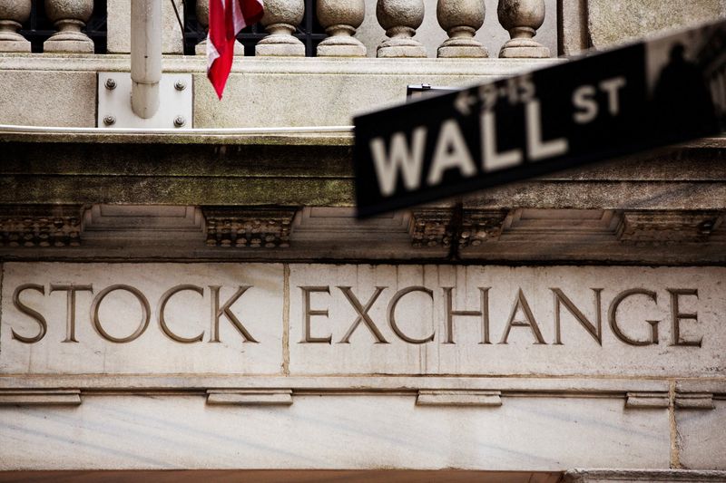 &copy; Reuters. Un panneau de Wall Street est accroché devant la Bourse de New York/Photo d'archive/REUTERS/Lucas Jackson/