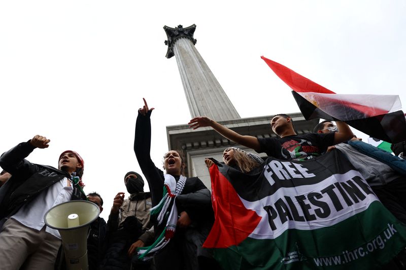 &copy; Reuters. Demonstrators protest in solidarity with Palestinians in Gaza, amid the ongoing conflict between Israel and the Palestinian Islamist group Hamas, in London, Britain, October 21, 2023. REUTERS/Hannah McKay/File Photo