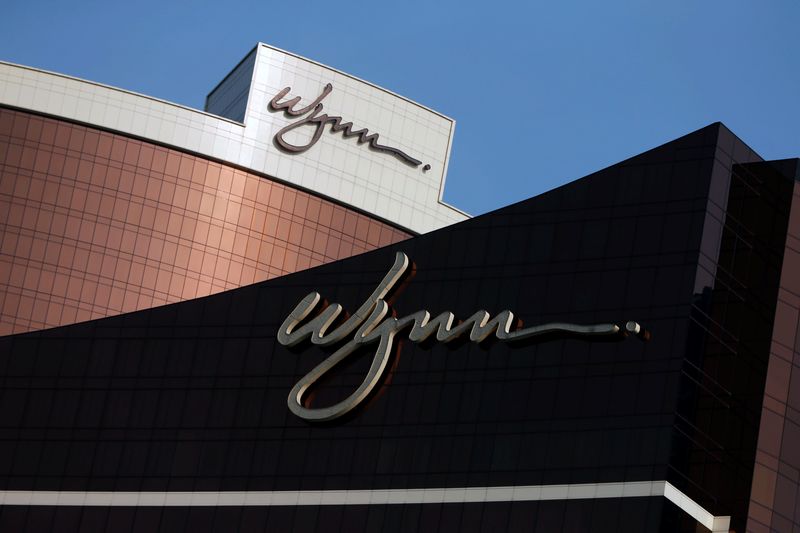&copy; Reuters. FOTO DE ARCHIVO: Logotipos de empresas en el complejo Wynn Macau en Macao, China, el 8 de febrero,2018.  REUTERS/Bobby Yip/Foto de Archivo