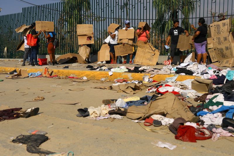 &copy; Reuters. FILE PHOTO: People protest against what they say is the lack of government help, in the aftermath of Hurricane Otis, in Acapulco, Mexico, November 5, 2023. REUTERS/Jose Luis Gonzalez