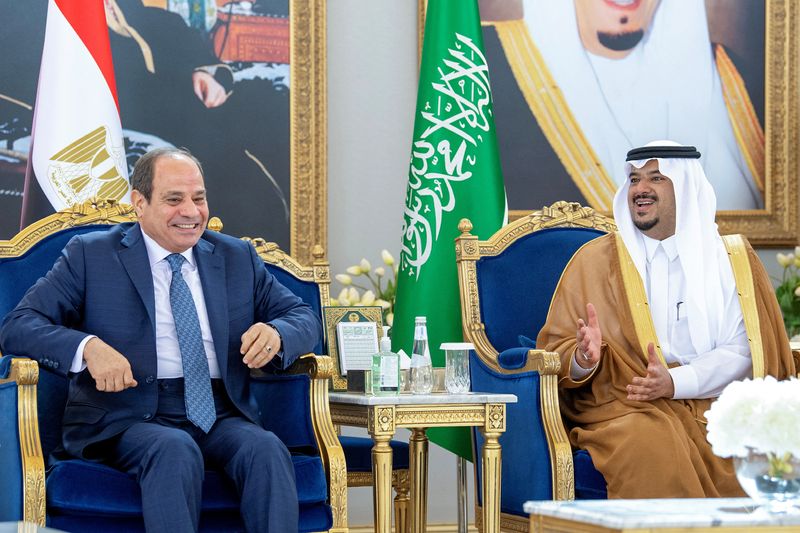 © Reuters. الرئيس المصري عبد الفتاح السيسي يصل لحضور قمة منظمة التعاون الإسلامي في الرياض يوم  السبت. صورة لرويترز من وكالة الأنباء السعودية.