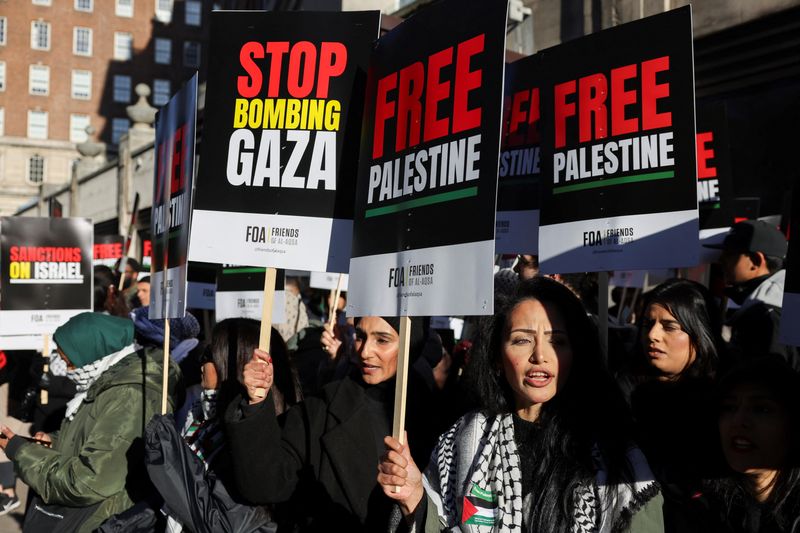 &copy; Reuters. Los manifestantes sostienen pancartas el día de la protesta en solidaridad con los palestinos en Gaza, en medio del conflicto en curso entre Israel y el grupo islamista palestino Hamás, en Londres, Inglaterra, el 11 de noviembre de 2023. REUTERS/Hollie 