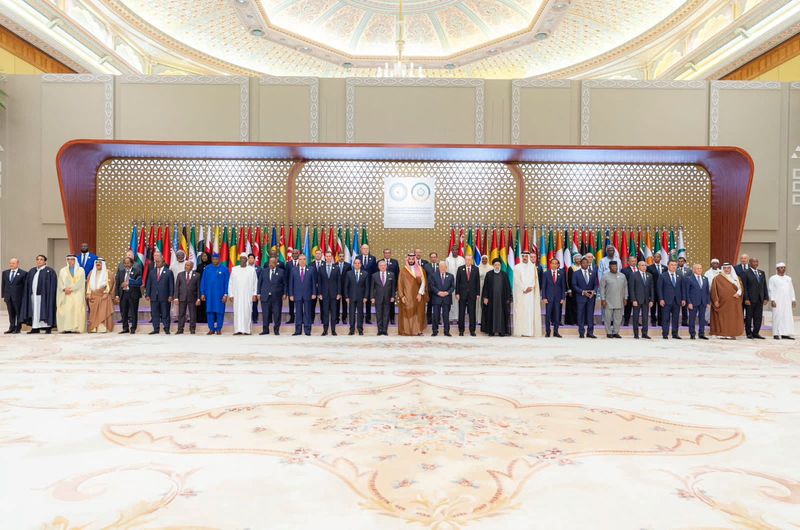 © Reuters. Les chefs d'État se tiennent debout pour une photo de famille lors du sommet de l'Organisation de la coopération islamique (OCI) à Riyad, en Arabie saoudite. /Photo prise le 11 novembre 2023/REUTERS/Saudi Press Agency