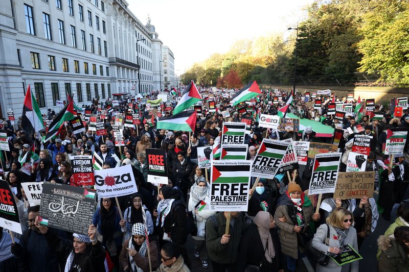 &copy; Reuters. Des manifestants protestent en solidarité avec les Palestiniens de Gaza, dans le cadre du conflit actuel entre Israël et le groupe islamiste palestinien Hamas, à Londres, en Grande-Bretagne. /Photo prise le 11 novembre 2023/REUTERS/Hollie Adams