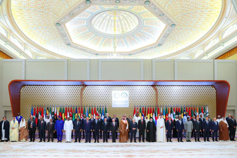 © Reuters. صورة جماعية تضم زعماء الدول العربية والإسلامية خلال القمة العربية الإسلامية المشتركة في الرياض بالسعودية يوم السبت. صورة لرويترز من وكالة أنباء غرب آسيا. 
