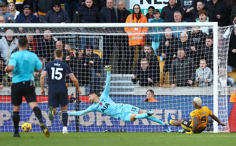 &copy; Reuters. ماريو ليمينا يسجل الهدف الثاني لولفرهامبتون واندرارز 
في الفوز 2-1 على توتنهام هوتسبير  في مباراتهما بالدوري الإنجليزي الممتاز لكرة القدم يو