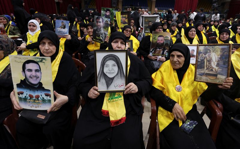 &copy; Reuters. Des partisans du chef du Hezbollah libanais, Sayyed Hassan Nasrallah, se rassemblent pour écouter son discours lors d'un rassemblement commémorant la journée annuelle des martyrs du Hezbollah dans la banlieue sud de Beyrouth, au Liban. /Photo prise le 