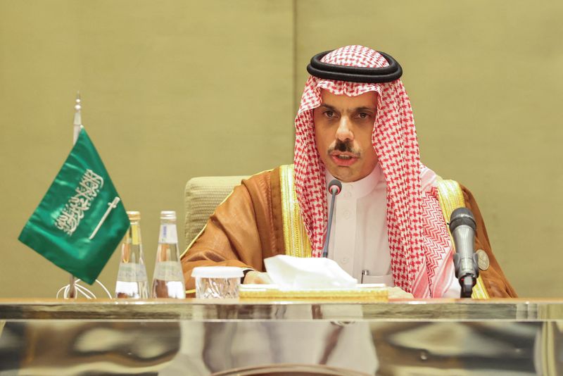 &copy; Reuters. وزير الخارجية السعودي الأمير فيصل بن فرحان في مؤتمر صحفي عقده يوم السبت ضمن فعاليات القمة العربية الإسلامية المشتركة حول غزة بالرياض . تصوي