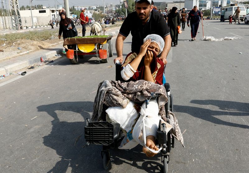 &copy; Reuters. Une femme palestinienne, qui a été blessée lors d'une frappe israélienne et qui se trouvait à l'hôpital Al Shifa, se déplace vers le sud après avoir fui le nord de Gaza alors que les chars israéliens pénètrent plus profondément dans l'enclave,