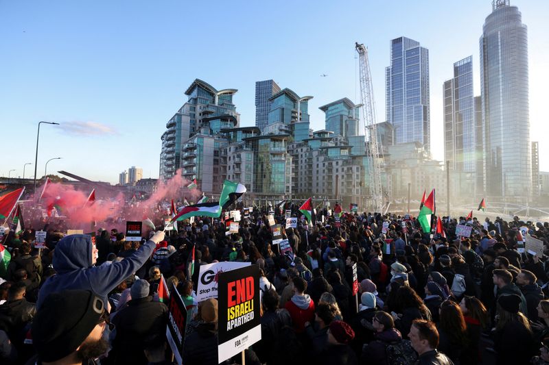 © Reuters. Des personnes manifestent sur le pont Vauxhall lors d'une manifestation de solidarité avec les Palestiniens de Gaza, dans le cadre du conflit actuel entre Israël et le groupe islamiste palestinien Hamas, à Londres, en Grande-Bretagne. /Photo prise le 11 novembre 2023/REUTERS/Hollie Adams