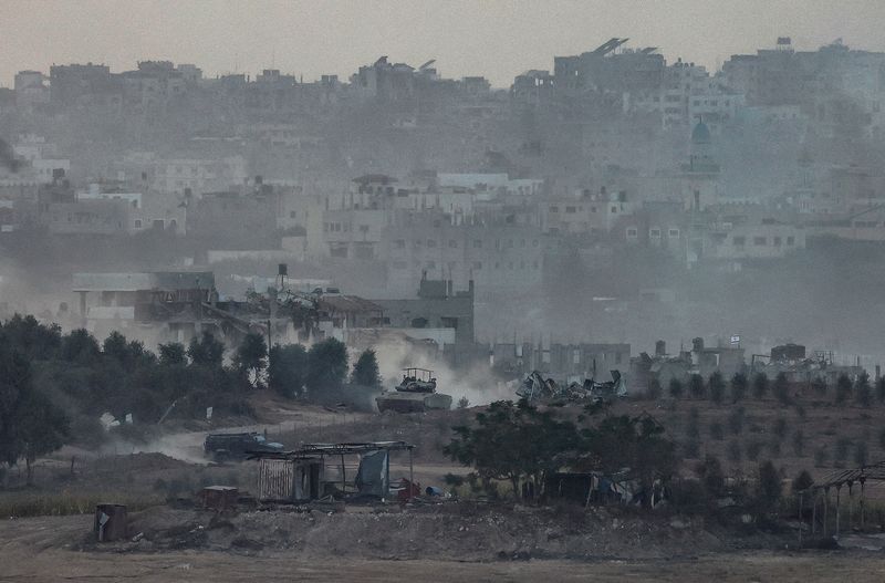 &copy; Reuters. دبابة إسرائيلية تجري مناورة في غزة كما شوهدت من جنوب إسرائيل يوم الجمعة . تصوير : إيفيلين هوكستاين - رويترز . 