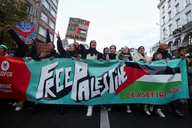 &copy; Reuters. أشخاص يحملون لافتة كتب عليها "فلسطين حرة" خلال 
مشاركتهم في مسيرة مؤيدة للفلسطينيين في بروكسل ببلجيكا يوم السبت .  تصوير : إيف هيرمان - رويترز .