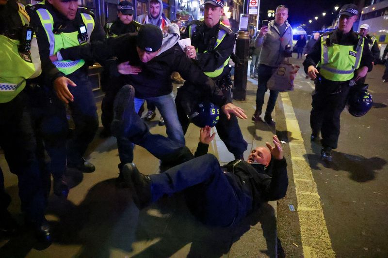 © Reuters. Police officers detain a counter-protester on the day of a demonstration in solidarity with Palestinians in Gaza, amid the ongoing conflict between Israel and the Palestinian Islamist group Hamas, in London, Britain, November 11, 2023. REUTERS/Hannah McKay