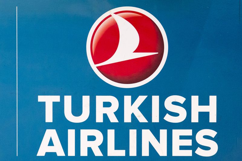 &copy; Reuters. شعار شركة الخطوط الجوية التركية يظهر داخل مطار تيجيل في برلين بألمانيا في صورة من أرشيف رويترز .  