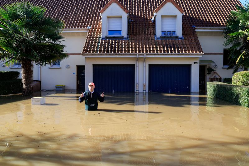 &copy; Reuters. A man gestures in water as the Aa River overflows in Blendecques near Saint-Omer, after heavy rain caused flooding in northern France, November 11, 2023. REUTERS/Pascal Rossignol
