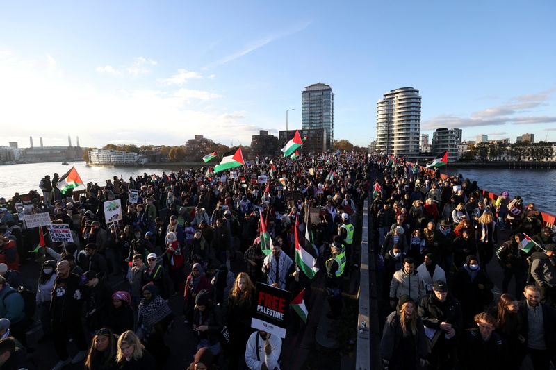 © Reuters. متظاهرون يحتشدون فوق جسر بالعاصمة البريطانية لندن خلال مسيرة للتضامن مع الفلسطينيين يوم السبت. تصوير: هولي آدامز - رويترز. 