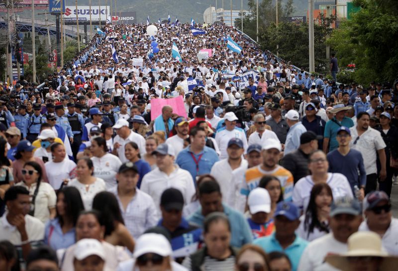 &copy; Reuters. People march during an anti-government protest against Honduras' President Xiomara Castro, in Tegucigalpa, Honduras November 11, 2023. REUTERS/Fredy Rodriguez