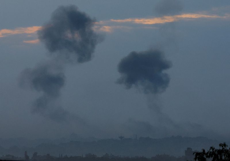 © Reuters. Smoke rises over Gaza as seen from southern Israel, amid the ongoing conflict between Israel and the Palestinian group Hamas, November 11, 2023. REUTERS/Alexander Ermochenko