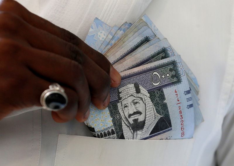 &copy; Reuters. A Saudi man shows Saudi riyal banknotes at a money exchange shop, in Riyadh, Saudi Arabia, January 20, 2016. REUTERS/Faisal Al Nasser/File Photo