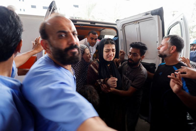 &copy; Reuters. نقل فلسطينيين مصابين في غارات إسرائيلية من سيارة إسعاف لتلقي العلاج في مستشفى ناصر في خان يونس بجنوب قطاع غزة يوم الأحد. تصوير: محمد سالم - رو