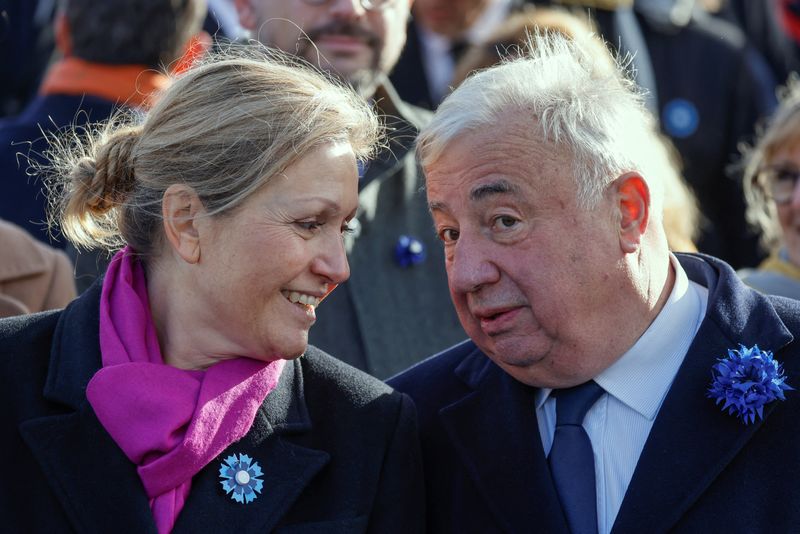 &copy; Reuters. Yaël Braun-Pivet, présidente de l'Assemblée nationale, et Gérard Larcher, président du Sénat, lors de la commémoration du 105ème anniversaire de l'Armistice à Paris. /Photo prise le 11 novembre 2023/REUTERS/Ludovic Marin