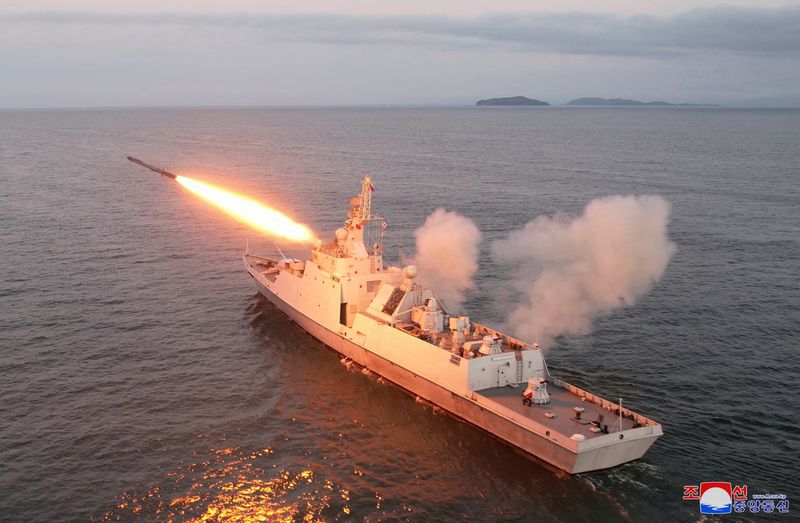 &copy; Reuters. كوريا الشمالية تختبر صاروخا استراتيجيا من طراز كروز على متن سفينة حربية تابعة للبحرية في صورة غير مؤرخة نشرتها وكالة الأنباء المركزية الكو