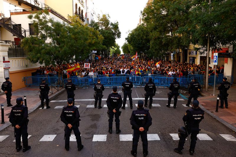 &copy; Reuters. Manifestation à Madrid à proximité du siège du Parti Socialiste espagnol (PSOE) contre le projet d'amnistie catalane. /Photo prise le 12 novembre 2023/REUTERS/Susana Vera